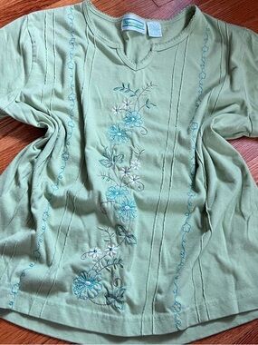 Shenanagins embroidered florals green vintage t shirt